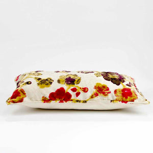 Liegendes Fluffikon Sommer Dekokissen mit Blumenmotiv in der Grösse 35x70 cm.