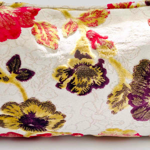 Nahaufnahme des Samtstoffes eines Fluffikon Sommer Dekokissen mit Blumenmotiv.