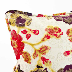 Nahaufnahme der Ecke eines Fluffikon Sommer Dekokissen mit Blumenmotiv.