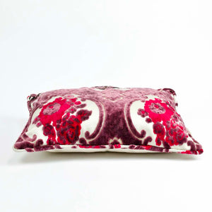 Liegendes Fluffikon Samtkissen in lila mit Blumenmuster. Das Kissen hat ein typisch marokkanisches Design.