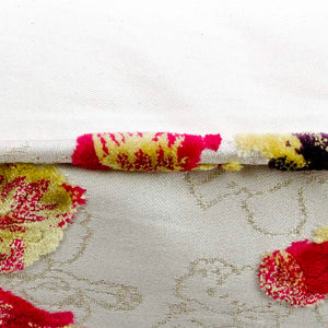 Nahaufnahme der paspelierten Kante eines Fluffikon Kissens mit Sommermotiv.