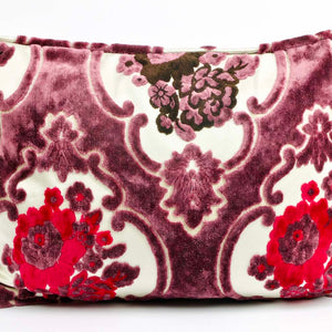 Same Material eines Fluffikon Kissens in lila mit Blumenmuster.