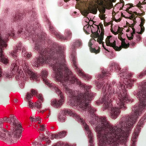 Nahaufnahme vom lila Samtstoff eines 40x60 cm Fluffikon Kissens.