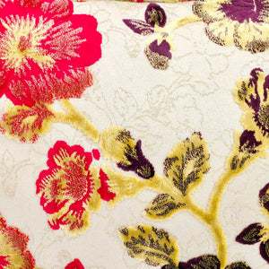 Nahaufnahme des Satmstoffes eines Zierkissen mit Sommermotiv. Das Kissen ist aus typisch marokkanischem Stoff hergestellt.