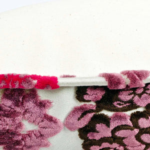 Nahaufnahme der paspelierten Kante eines lila Fluffikon Samtkissen.