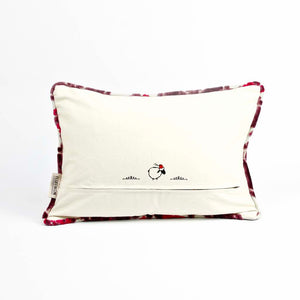 Rückseite eines Fluffikon Samtkissen in lila. Das Fluffikon Schaf Lalla Soffa ist aufgestickt.