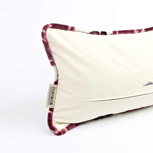 Nahaufnahme der Rückseite eines marokkanischen Fluffikon Samtkissens.