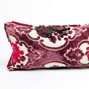 Nahaufnahme links lila Fluffikon Samtkissen mit Blumen in der Grösse 35x70 cm.