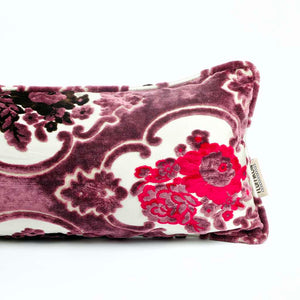 Nahaufnahme rechts lila Fluffikon Samtkissen mit Blumen in der Grösse 35x70 cm.