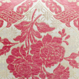 Nahaufnahmes eines rosa pinken Fluffikon Sofakissens mit goldenem Blumenmuster. Das florale Muster ist typisch marokkanisch.