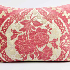 Nahaufnahmes eines rosa pinken Fluffikon Sofakissens mit goldenem Blumenmuster.