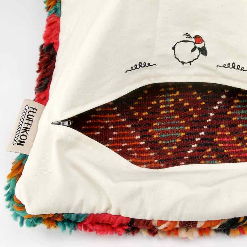 Detail Ansicht von rotem Berber Kissen.