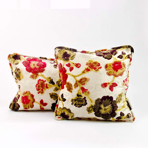 Zwei Fluffikon Kissen mit Sommermotiv in den Grössen 45x45 cm und 40x60 cm.