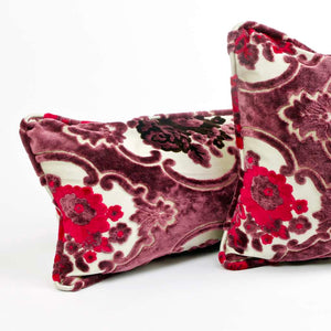 Zwei lila Samtkissen mit Blumenmuster. Die Flufifikon Marokko Kissen stehen voreinander.
