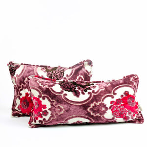 Zwei Fluffikon Samtkissen in lila mit Blumenmuster. Die Kissen haben eine typisch marokkanisches Design.