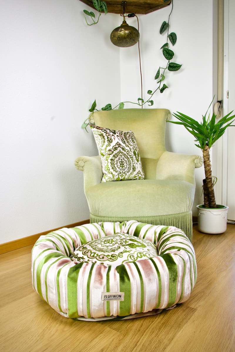 Grünes Donut Hundebett aus Samt im Wohnzimmer.