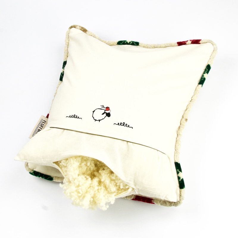 Inner wool filling in front of a Fluffikon velvet sofa pillow.