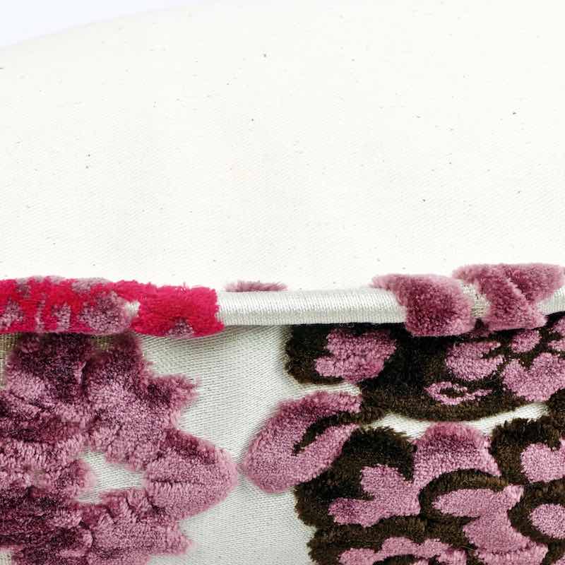 Nahaufnahem der paspelierten Kanten des lila Fluffikon Samtkissens.