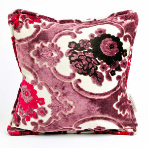 Lila Samtkissen in der Grösser 45x45 cm mit Blumenmuster. Das Kissen hat auch schwarze und pinke Blüten.