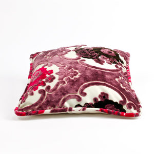 Liegendes Lila Fluffikon Samtkissen mit Blumenmuster.