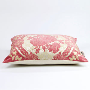 Liegendes rosa Fluffikon marokkanisches Sofakissen mit Blumen Muster aus Gold.