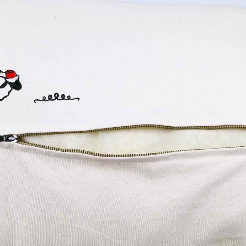 Zoom on open high-quality zipper of Fluffikon pillow.