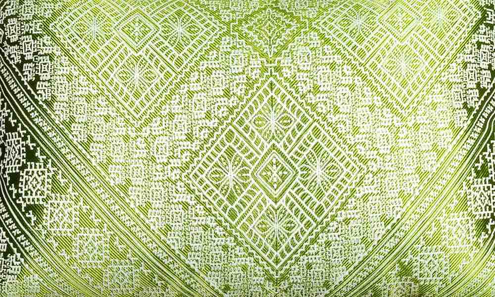 Zoom on green/white silk pillow.