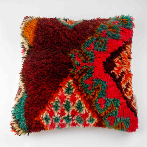 Quadratisches Fluffikon Berber Kissen vor weissen Hintergrund. Das Kissen wurde aus einem Boujaad Teppich hergestellt.