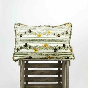 Großes marokkanisches Sofakissen aus Samt auf einer Holzkiste.