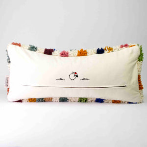 Die Rückseite eines Fluffikon Kinderzimer Zierkissen vor einem weissen Hintergrund.