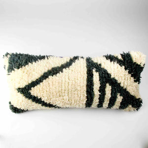Lumbar Fluffikon Berber Kissen vor weissen Hintergrund. Das Kissen wurde aus einem Beni Ourain Teppich hergestellt.