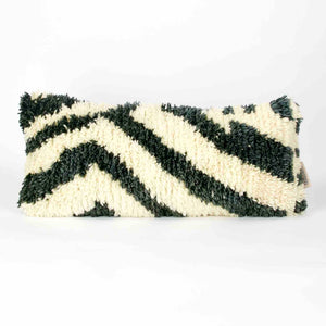 Teppichkissen aus schwarz weisser Wolle.