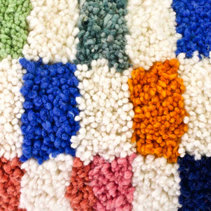 Nahaufnahme eines Fluffikon Kinderzimer Zierkissens.