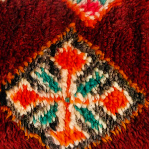 Zoom on a vintage Berber cushion.