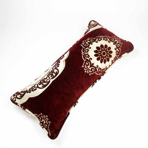 Großes Sofa Couch Kissen aus rotem Samt vor weißem Hintergrund.