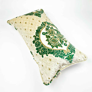 Grosses Sofakissen in der Grösse 50x90 cm mit typisch marokkanischen Muster. Das grosse Fluffikon Kissen liegt auf einem weissen Hintergrund.