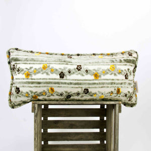 Großes marokkanisches Zierkissen aus Samt Samt auf einer Holzkiste.