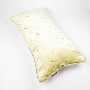 Grosses XXL Sofakissen mit Abmassen von 50x90 cm. Das Kissen liegt auf einem weissem Boden. Es wurde aus beigen Samt gefertigt.