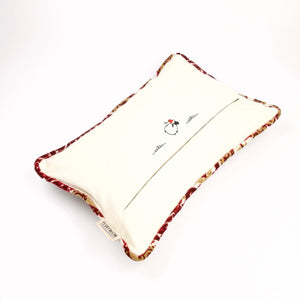 The back of a velvet cushion with traditional moroccan piped edges.