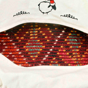 Zoom auf das Innere eines roten vintage Berber Kissens.