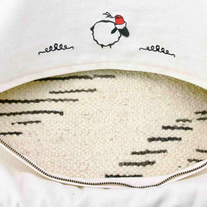 Zoom on the inside of a vintage rug pillow.