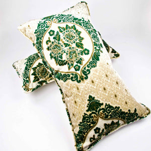 Zwei grosse Kissen für Sofas im marokkanischen Stil.