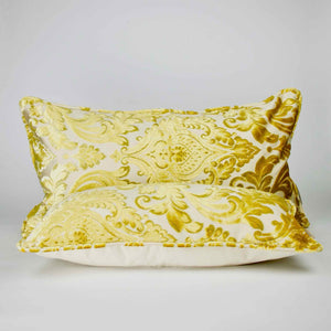 Zwei goldene grosse Kissen aus Samt.