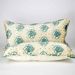 Zwei grosse Sofakissen vor weissem Hintergrund. Die orientalischen Kissen stehen voreinander.