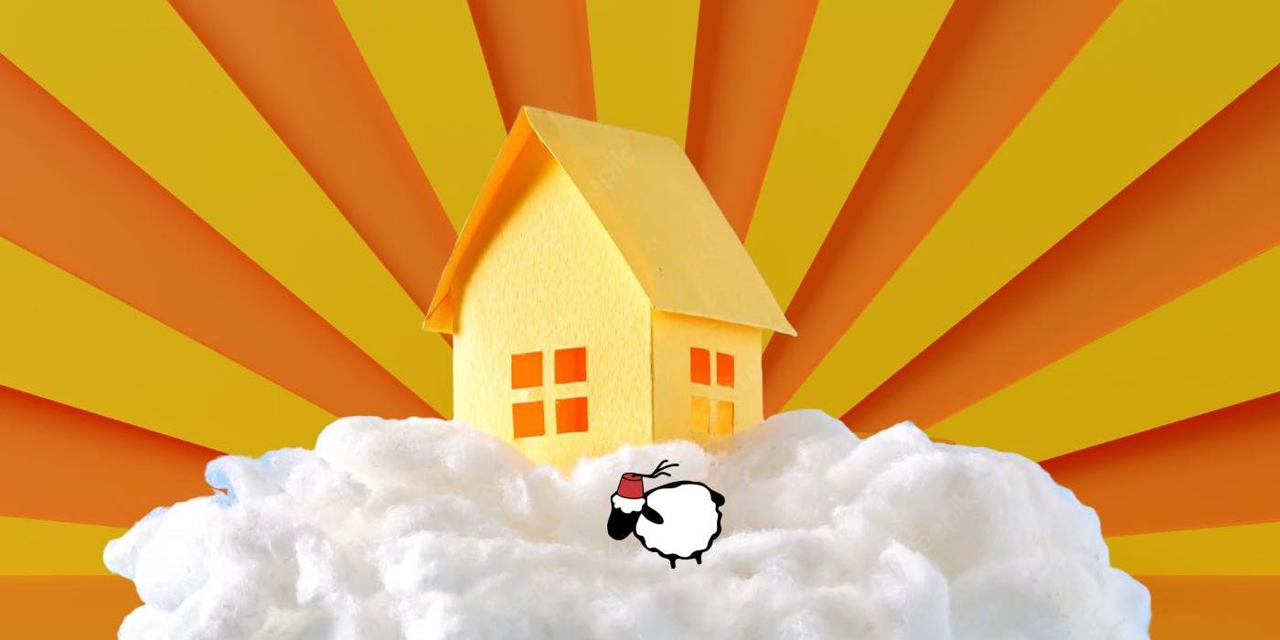 Banner for housewarming gift ideas showing a yellow house on a cloud. In front you see the Fluffikon Lalla Soffa sheep.