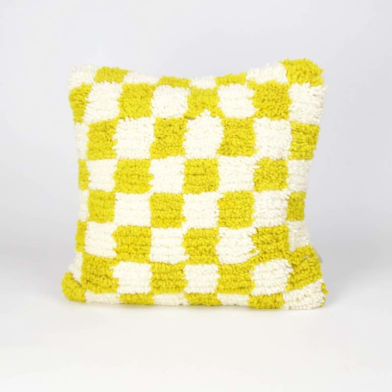 Quadratisches gelb-weiss kariertes Beni Ouarin Fluffikon Kissen aus Wolle.