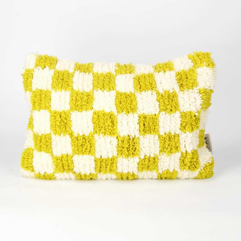 Rechteckiges gelb-weiss kariertes Beni Ouarin Fluffikon Kissen aus Wolle.