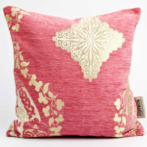 Dekokissen rosa pink mit floralem marokkanischem Muster aus goldenen Blumen.