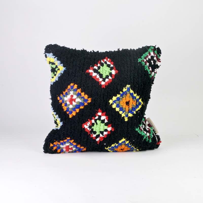 Black Boucherouite Fluffikon Berber cushion cover. The pillow size is 45x45 cm.