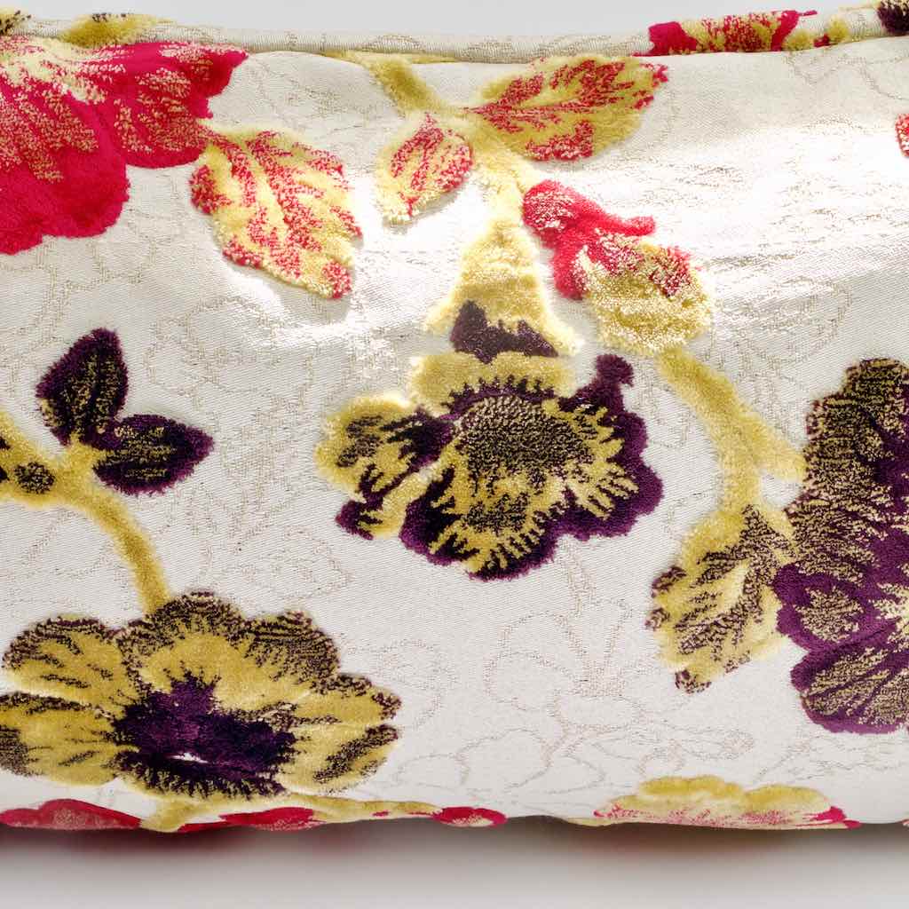 Nahaufnahme des Samtstoffes eines Fluffikon Sommer Dekokissen mit Blumenmotiv.